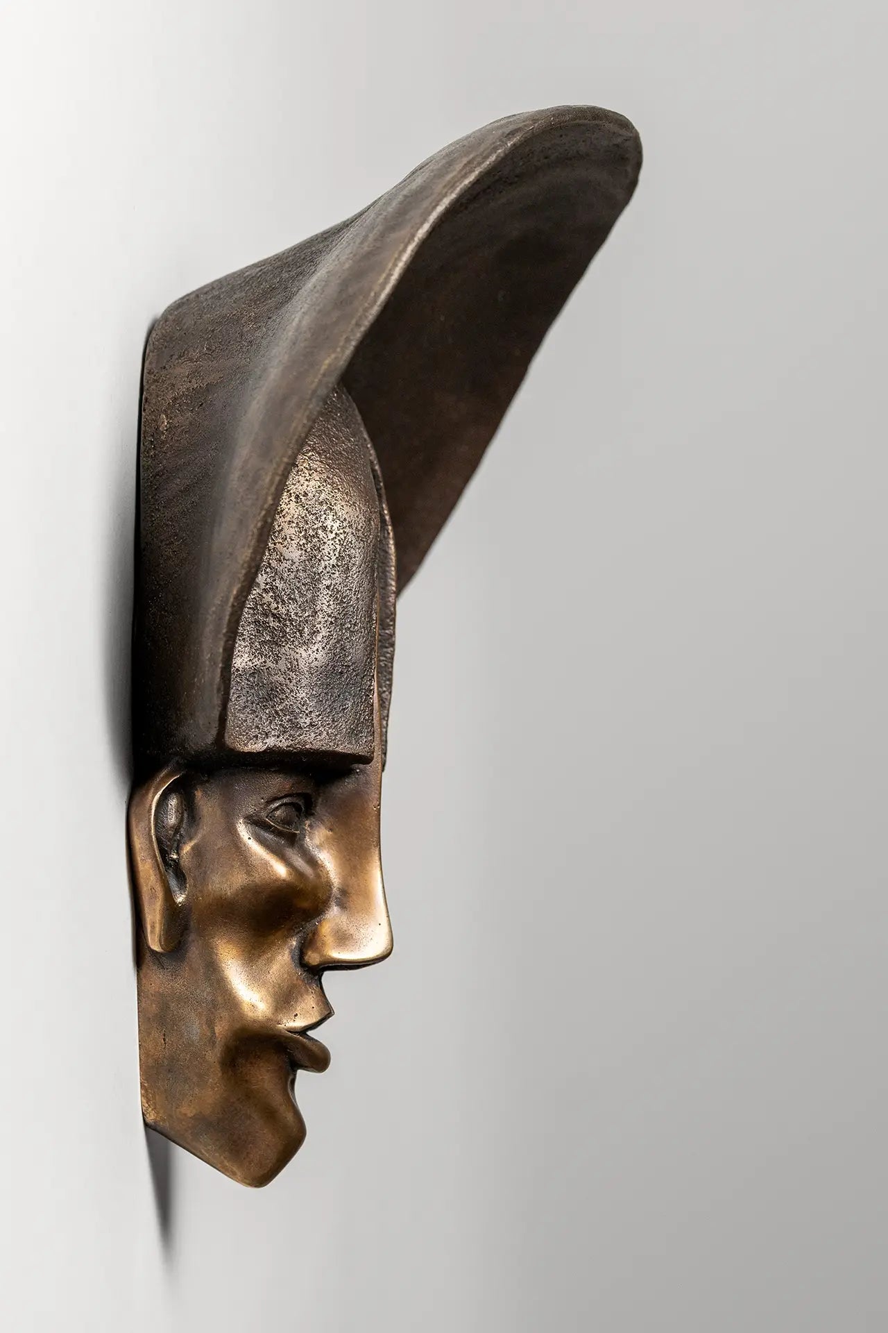 The Observer sculpture – expressive bronze mask artwork